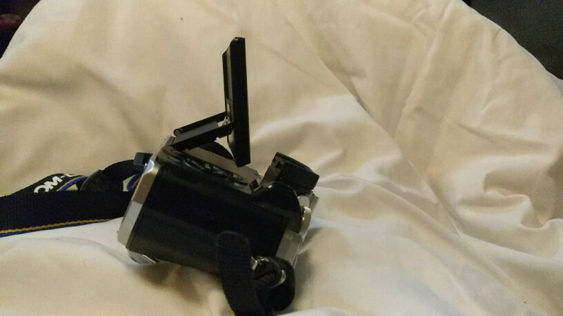 奥林巴斯E-M10 MarkIV微单相机请问可以拍视频吗？拍的时候能够变焦吗？