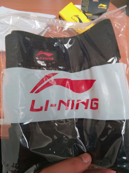 李宁LI-NING护膝加压运动护具单只装弹簧支撑型222-1这个有没有弹簧？