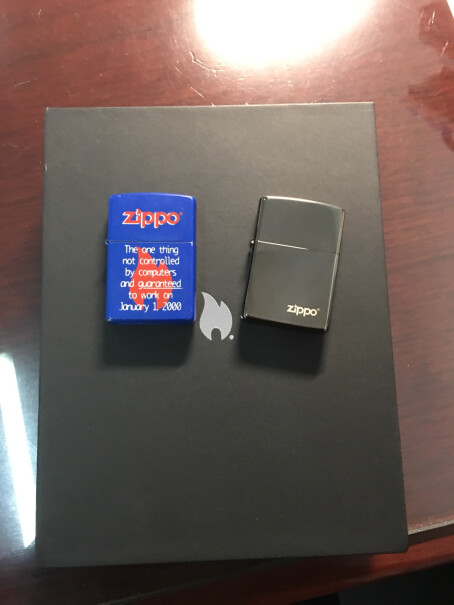 之宝Zippo打火机礼盒套装黑裂漆236套装礼盒和礼袋有多大呢？刚刚好够放打火机嘛？
