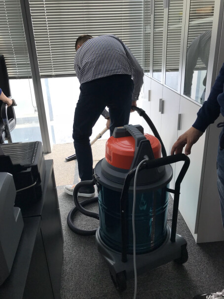 杰诺吸尘器干湿两用大功率工业大型桶式吸尘器用在商场上，大概600平米，地毯可以吗？