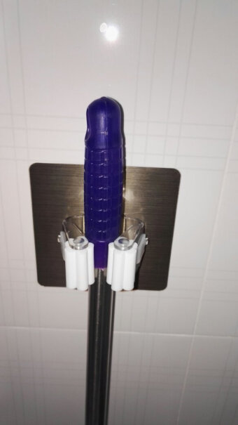 双庆吸盘拖把架浴室免打孔扫把架卫生间置物架壁挂拖把夹为什么是歪的，不正。次品？