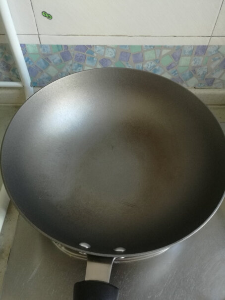 爱仕达ASD请问你们买的铸铁锅也掉像涂层一样的东西吗？