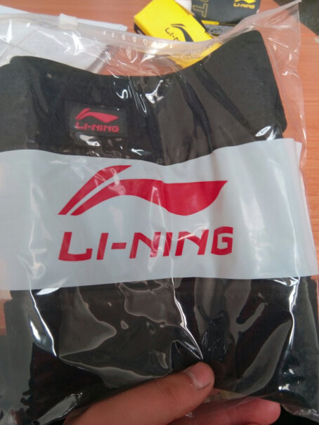 李宁LI-NING护膝加压运动护具单只装弹簧支撑型222-1这个有没有弹簧？