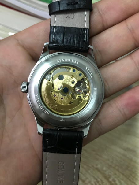 阿帕琦IK手表镂空全自动夜光机械表表带是真皮的嘛？