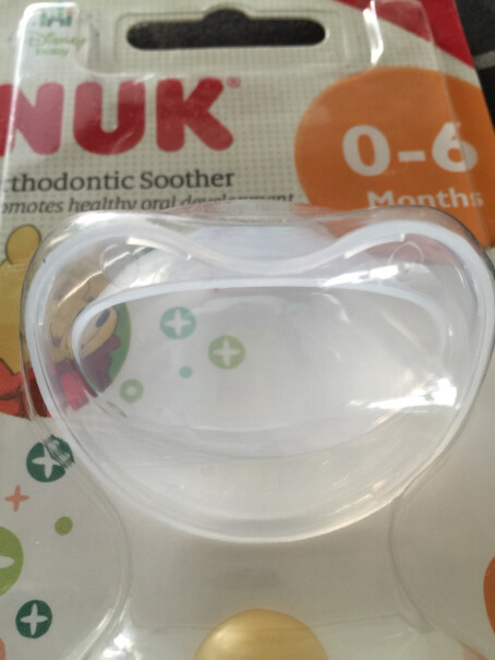 NUK安抚奶嘴宝宝磨牙安慰奶嘴智柔全硅胶6个月以上颜色随机宝宝用的时候会不会顶到鼻子呀？