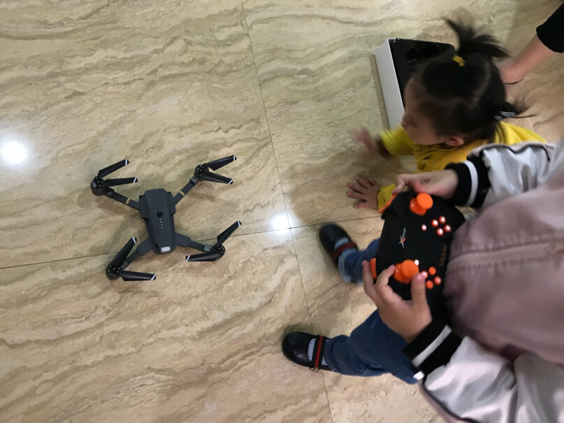 雅得XT-1航拍无人机玩具遥控飞机直升机充满电能飞多长时间？