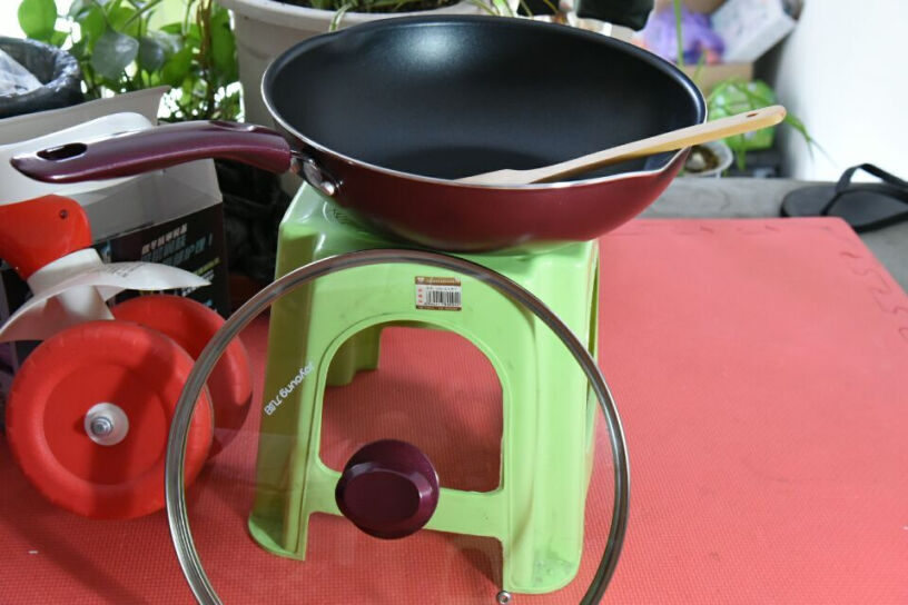 九阳炒锅少油烟不粘炒菜锅30cm请问买过这个锅点亲们，不粘锅效果怎么样，好用不？