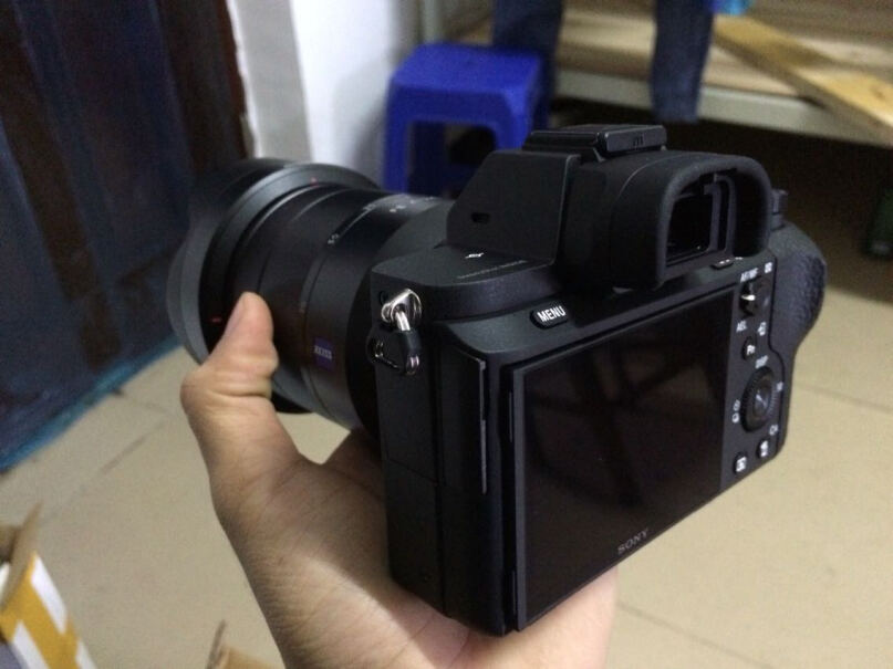 SONY Alpha 7 II 微单相机有跟我一样盒子上原来的相机序列号标签上多一个斜条码的吗？