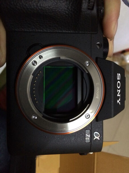 SONY Alpha 7 II 微单相机有跟我一样盒子上原来的相机序列号标签上多一个斜条码的吗？