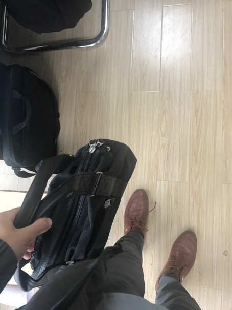 我潮大容量手提旅行包男可以装的下衣服和手杯鞋子吗？