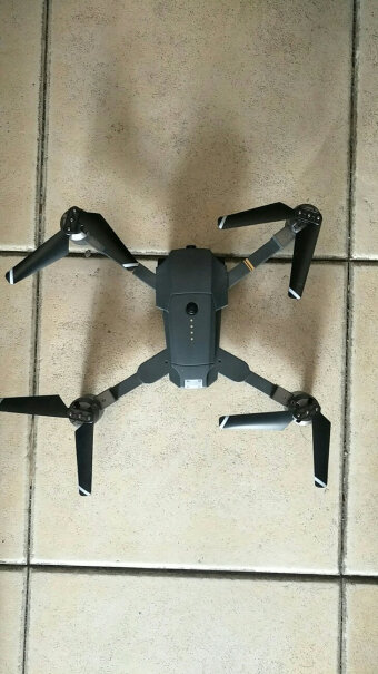 雅得XT-1航拍无人机玩具遥控飞机直升机这个拍照、录像时自己能看到影像？难道是瞎拍照？