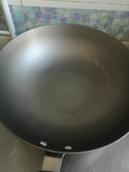 爱仕达ASD请问你们买的铸铁锅也掉像涂层一样的东西吗？