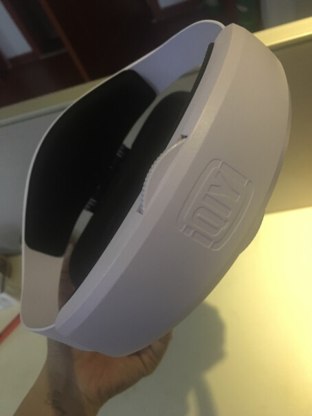 iQIYI-R3 VR眼镜遥控器华为mate20pro可以放进去吗 曲面屏看着不会有什么问题吧？