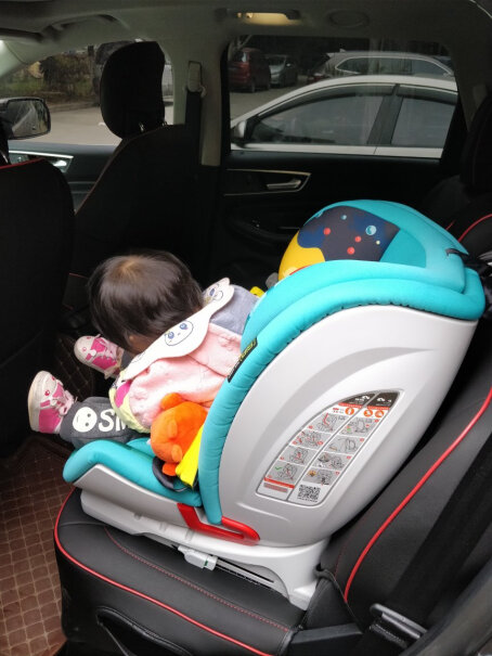 感恩儿童汽车安全座椅9个月-12岁宝宝座椅大家好，我用了发现下面固定的两个杆，左右有晃动，大家有这种情况？