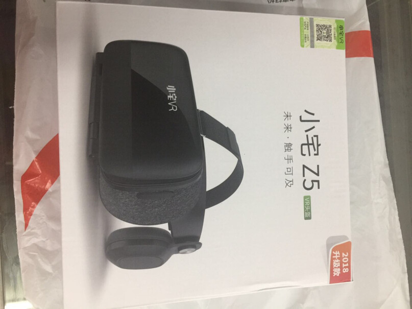 小宅VR眼镜Z5青春版这个除了看电影，可以玩儿游戏吗？游戏是自带呢？还是用手机下载呢？谢谢！