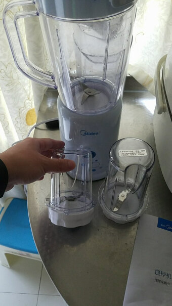 美的料理机家用榨汁机多功能三杯充电的吗？