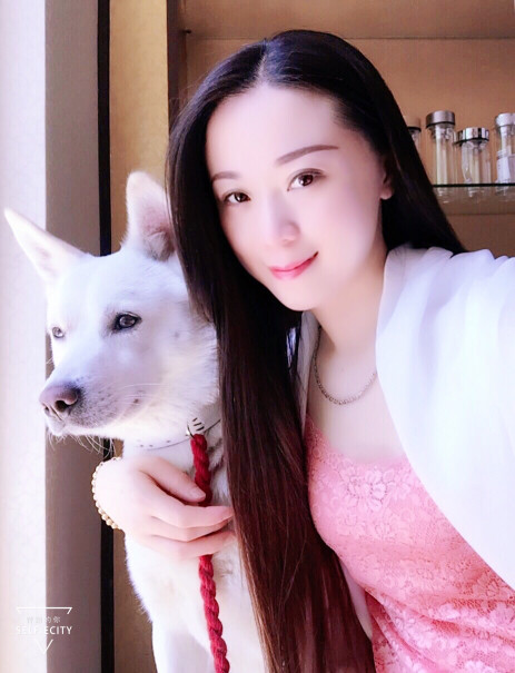 ROYALCANIN两个月的金毛幼犬，刚到我家，她在她妈妈身边的时候吃的母乳混狗粮，目前就不吃不喝，请问现在应该买哪一款粮？怎么喂呢？