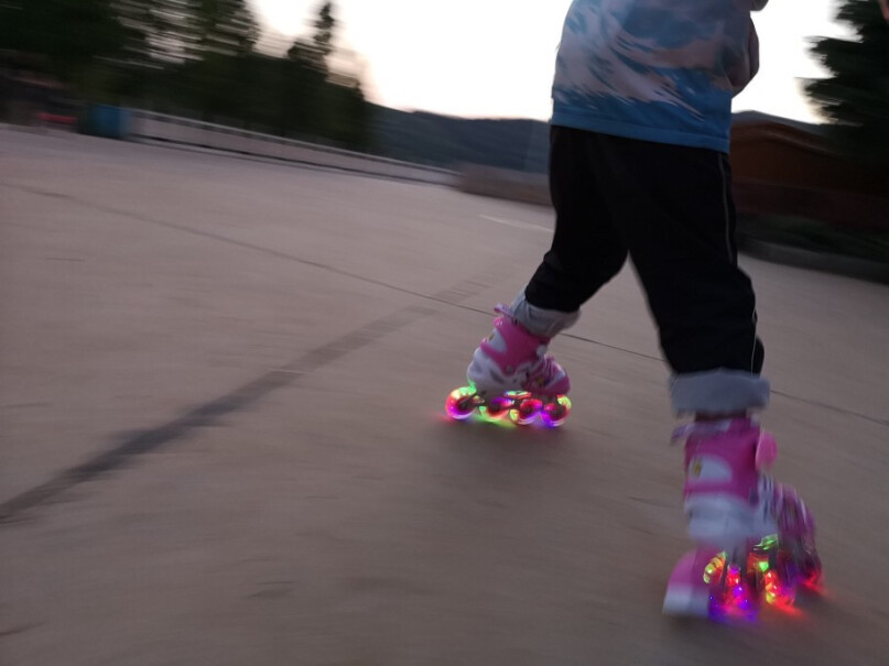 小状元儿童溜冰鞋女童男童套装旱冰鞋滑冰鞋五岁了 平时穿27码 应该买多大号的？
