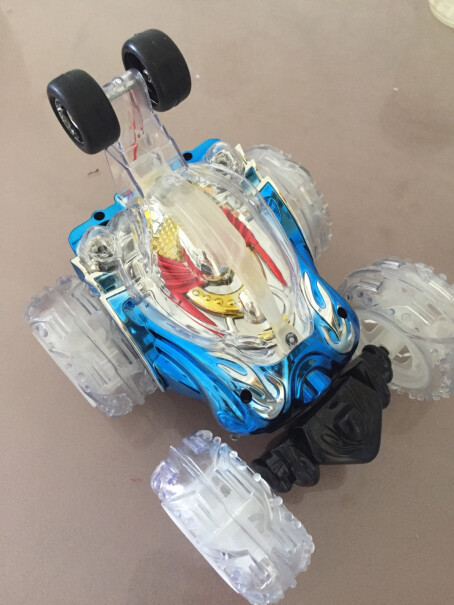 DZDIV特技车这款玩具它的遥控带有电池？