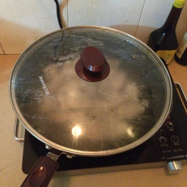 九阳炒锅少油烟不粘炒菜锅30cm为什么锅中间是微凸的，而不是平的？