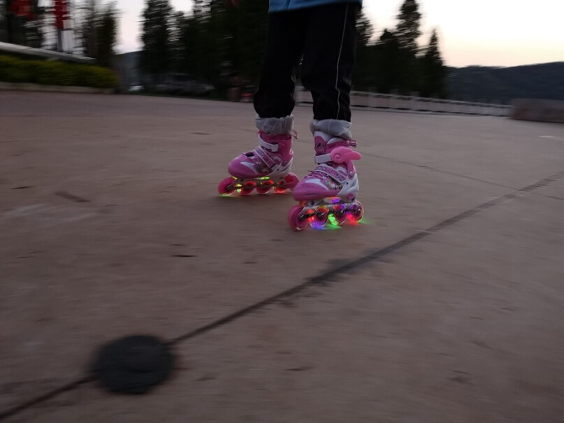 小状元儿童溜冰鞋女童男童套装旱冰鞋滑冰鞋我女儿穿鞋32码的，溜冰鞋得穿多大的？
