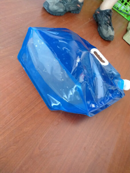 卡瓦图旅游手提水袋折叠水桶便携塑料水袋户外运动水袋10L能装饮用水吗？