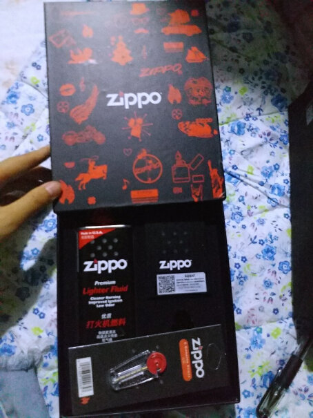 之宝Zippo打火机礼盒套装黑裂漆236套装有叮的一声吗？比较脆的那种声音？