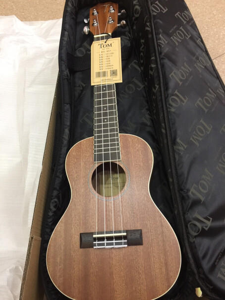 TOM尤克里里ukulele乌克丽丽沙比利入门小吉他23英寸你好，弦是什么材质的？