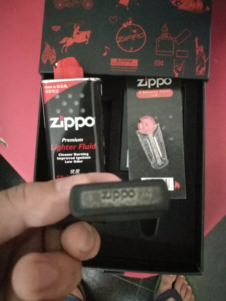 之宝Zippo打火机礼盒套装黑裂漆236套装有棉芯吗。