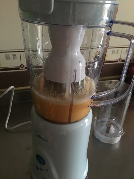 美的料理机家用榨汁机多功能三杯橙子可以直接放进去榨吗还是要去皮？
