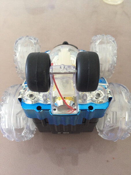 DZDIV特技车这款玩具它的遥控带有电池？