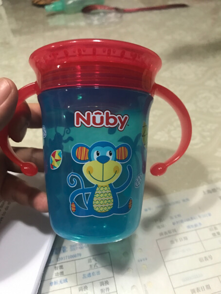 努比儿童水杯学饮杯新生宝宝婴儿带盖防漏水杯盖子能盖紧吗？