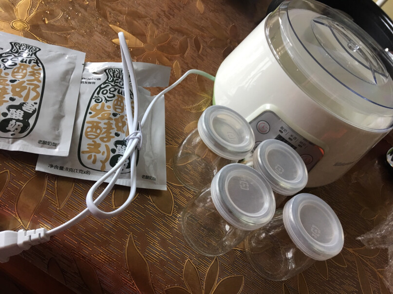 科顺ZCW-S08酸奶机做纳豆的时候，玻璃内胆和机器之间的空隙是不是要添加水？