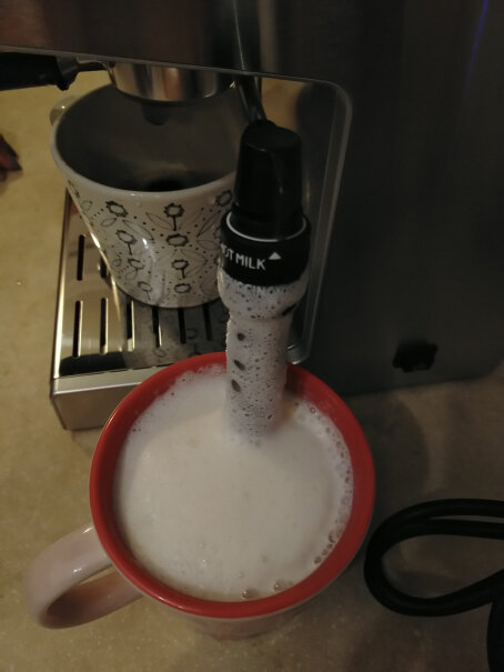 德龙咖啡机趣享系列半自动咖啡机大家买的这款咖啡机，加热后是否有很大的机器味道？