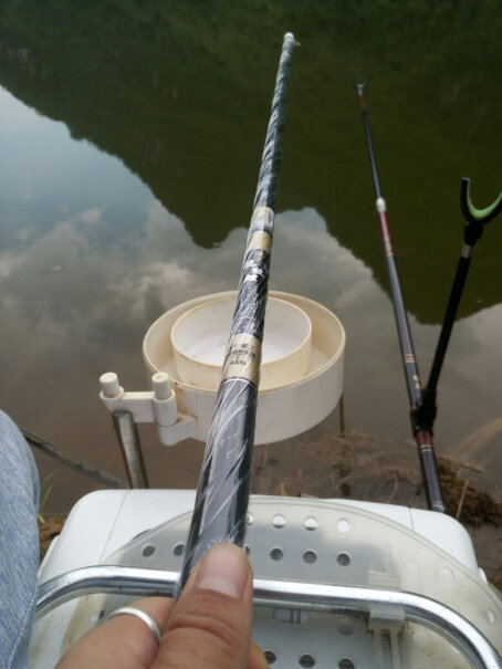 鱼竿手竿28调4H竿重不重，能钓十斤左右的鱼吗。