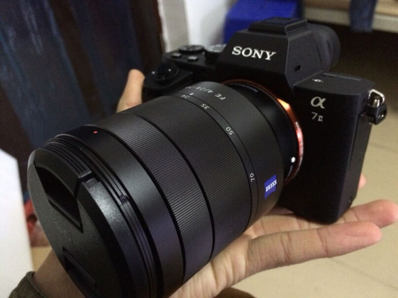 SONY Alpha 7 II 微单相机马上2021年了，请问对第一次买相机的小白还适合入手吗，朋友推荐A6400，预算一万？