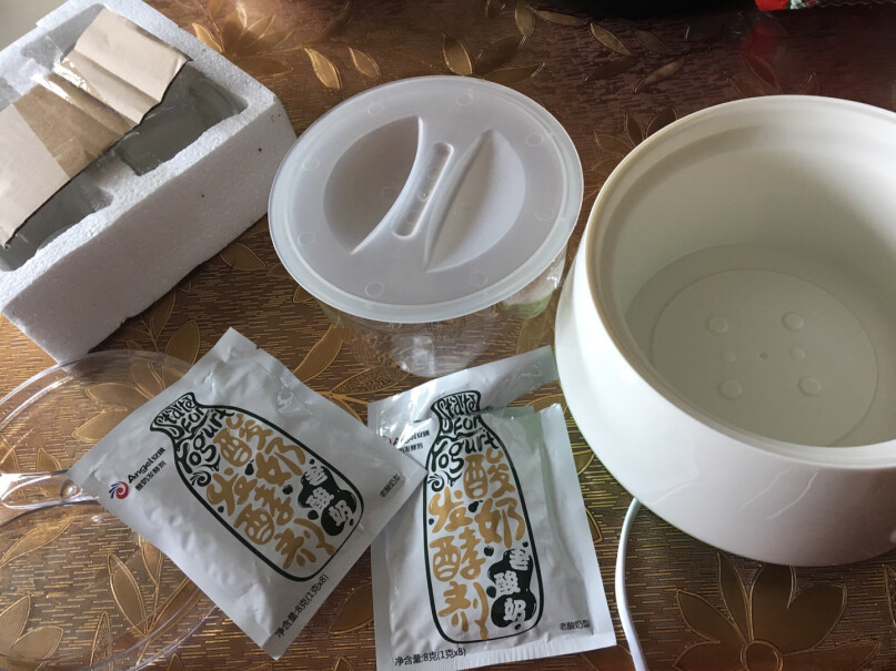 科顺ZCW-S08酸奶机塑料内盖能开水烫吗，会不会变形？
