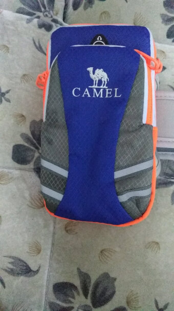 骆驼跑步手机臂包男女户外健身手臂带运动手机臂套你好，iPhone8plus带套可以放进去吗？
