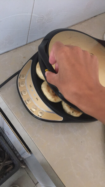 美的电饼铛家用早餐机双面加热悬浮烤盘电饼档请问这个是最小号的吗？