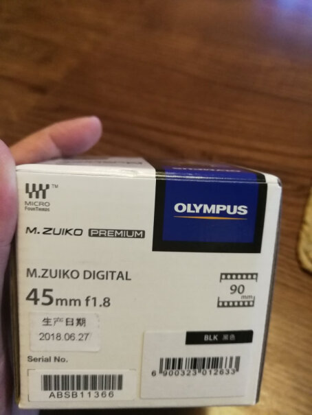 奥林巴斯 M.ZUIKO 12mm F2.0 微单广角镜头还有一款同型号45mm f/1.8，但写着人像标准定焦，有什么不同吗？