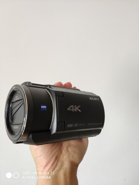 索尼FDR-AX700高清数码摄像机请问这款摄像机配送什么？