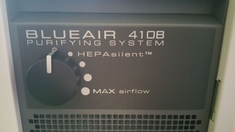 布鲁雅尔Blueair空气净化器410B这个机子底部不锈钢是亮的还是花的？