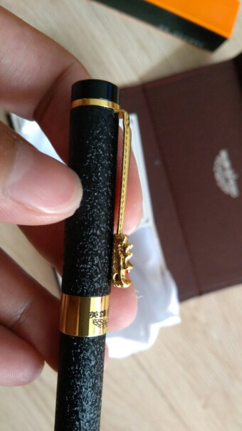 英雄钢笔黑绒砂铱金钢笔美工笔明尖6006我买了二支，6190号，写了二三十个字，就写吾出水了，二个笔尖同是一样，昰怎么问题。