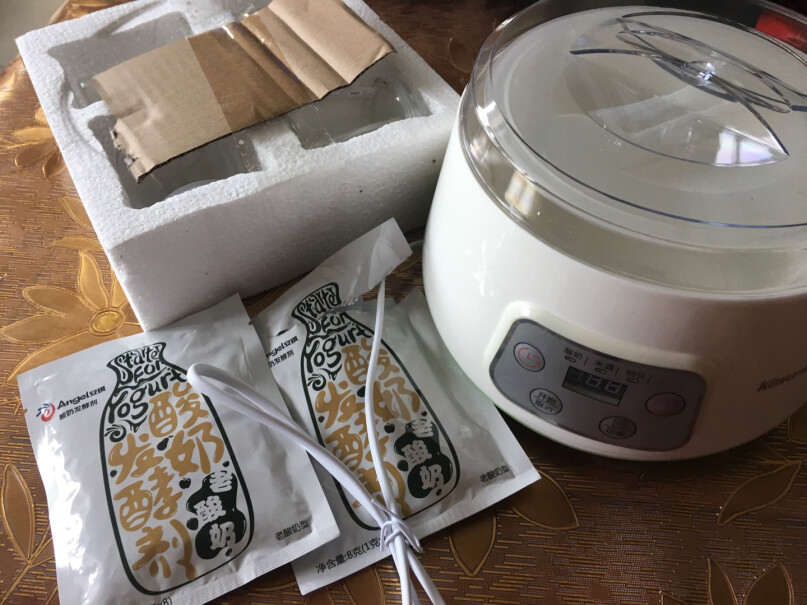 科顺ZCW-S08酸奶机塑料内盖能开水烫吗，会不会变形？