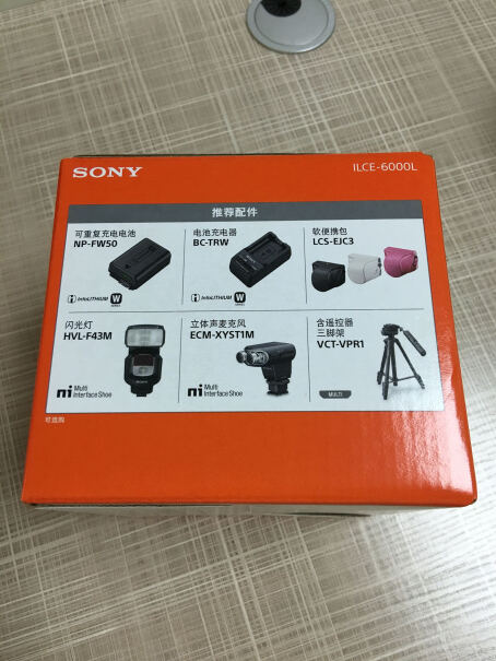 索尼A6000微单相机双镜头套装（银色）自带的内存卡是多大的啊？