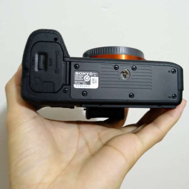 SONY Alpha 7 II 微单相机屏幕和取景器有波纹一样的闪动 正常吗？