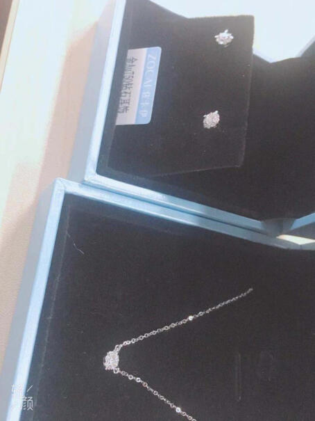 佐卡伊钻石项链白18K金钻石链牌吊坠女这项链包装里有没有价格标签？