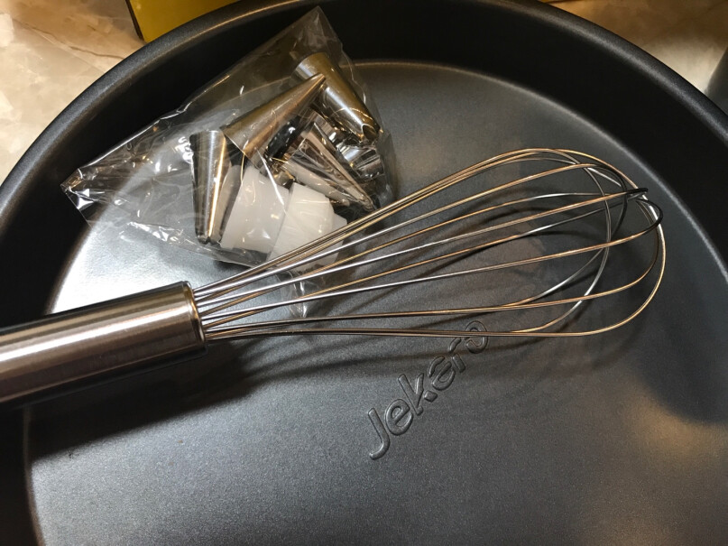 杰凯诺烘焙工具模具套装请问称准不准，打蛋器容易坏不？