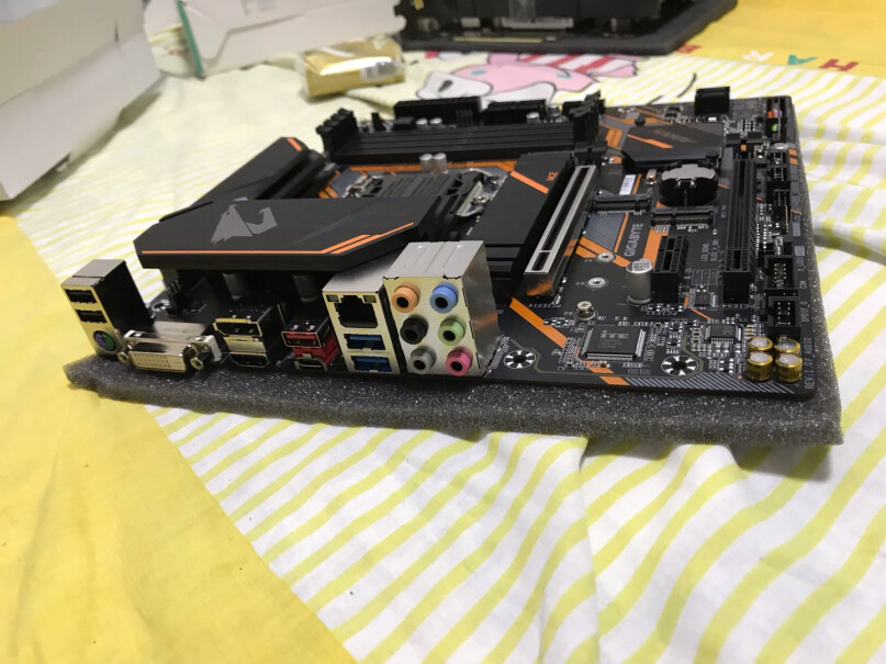 技嘉B360M这个版支持i7-8700CPU吗？再配一个影驰的1060 5G显卡，和一个影驰240G固态会不会兼容，因为家里电源是额定500W的，功率上会不会有大的消耗？