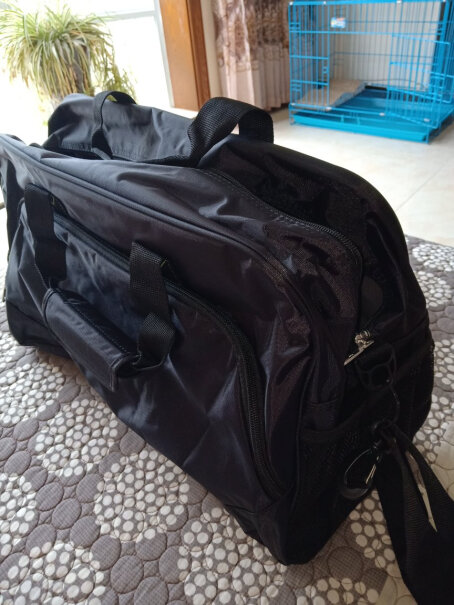 爱华仕旅行袋手提旅行包男女是布包吗还是塑料做的？